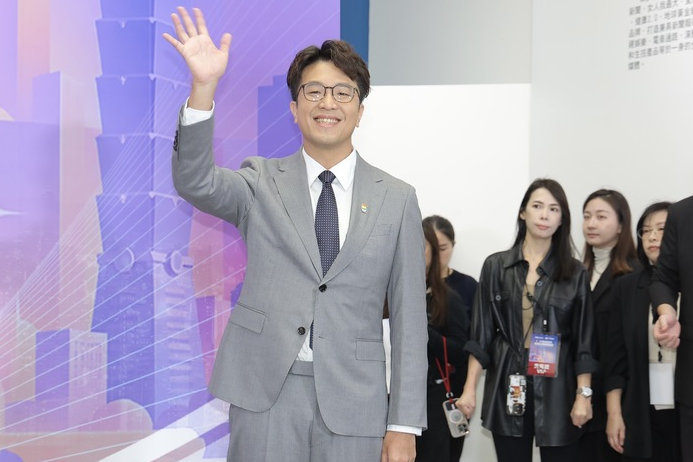 【首都市長電視辯論】酸蔣萬安舉數據與政績　沈伯洋：都是市民的「體感溫度」　
