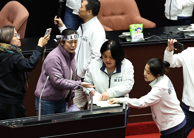 立法院20日聯手三讀通過《公職人員選舉罷免法》、《憲法訴訟法》、《財政收支劃分法》等3大法案修法。圖為20日入夜後繼續開會處理財劃法修法，過程中無黨籍立委高金素梅撤回部分提案盼節省表決時間，民進黨立委吳思瑤（前右3）等人有意見，國民黨立委陳玉珍（前中）、徐巧芯（前右）就手中資料向吳思瑤說明。圖／中央社