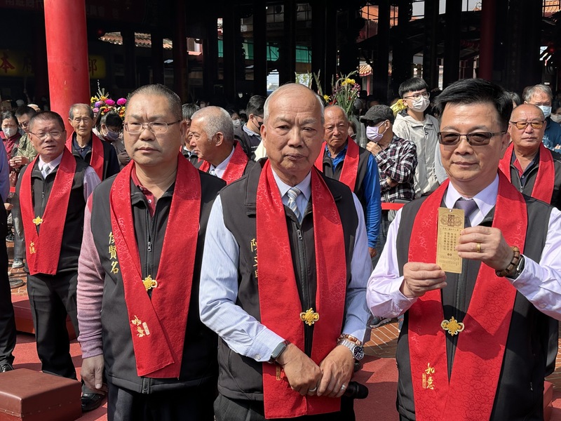 台南市北門區南鯤鯓代天府10日抽龍年國運籤，抽到第34「丙午」籤，廟方認為是「中上籤」。 圖/中央社