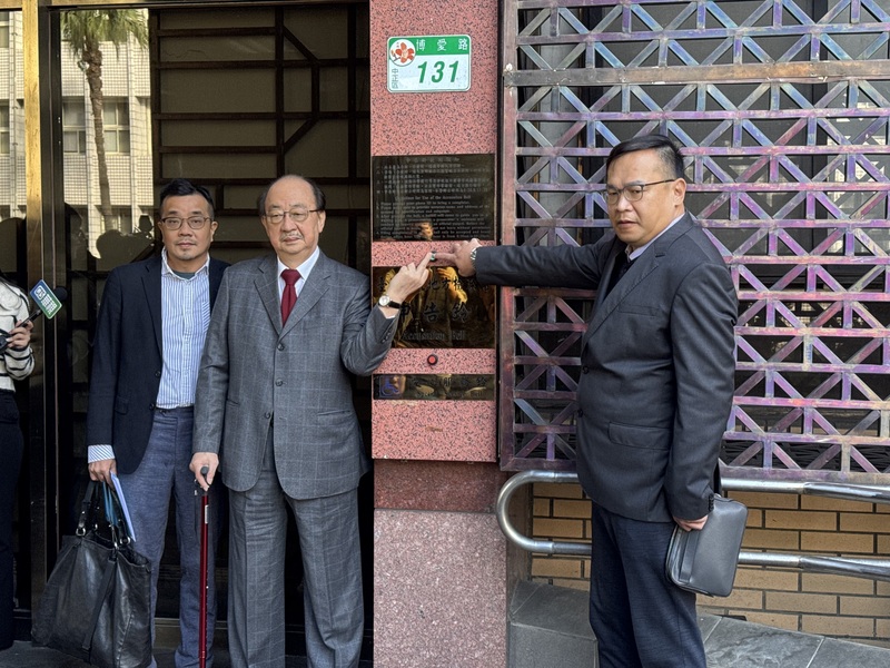 柯建銘（中）、王義川（右）23日上午到台北地檢署對散布者提告誹謗及妨害隱私不實影像等罪。圖/中央社