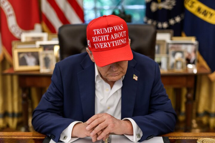 美國總統川普頭戴寫著「川普永遠是對的」的紅色帽子。圖/取自Sassafrass84《推特》官方帳號