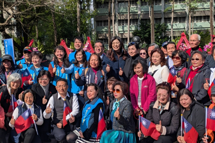 鄭麗文與各黨部、藍營支持者一同合影，喊出「中華民國，讚！」期盼台灣越來越好。圖/記者高陸攝