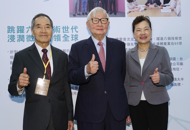 經長王美花（右）卸任後傳將轉台新金擔任獨董，圖為24日第六屆總統創新獎頒獎現場。圖/中央社