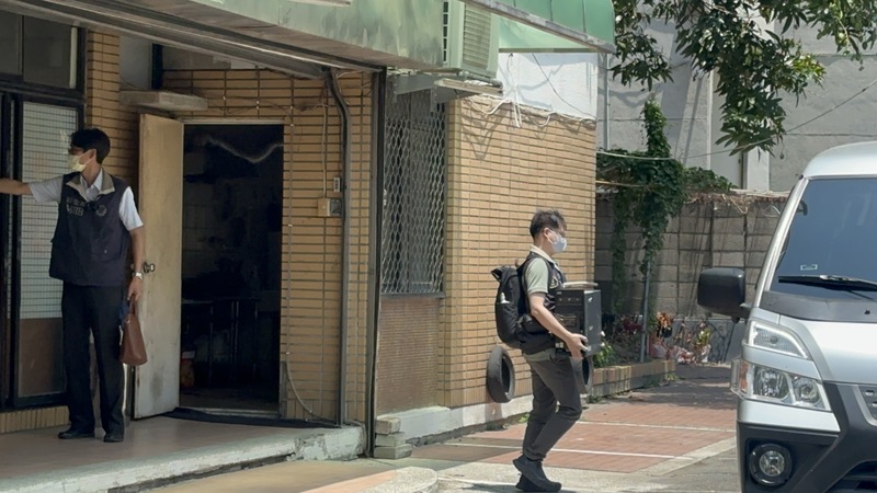 檢調近日積極查辦「偽造連署書」案，圖為國民黨台中市黨部遭搜索之畫面。圖/中央社