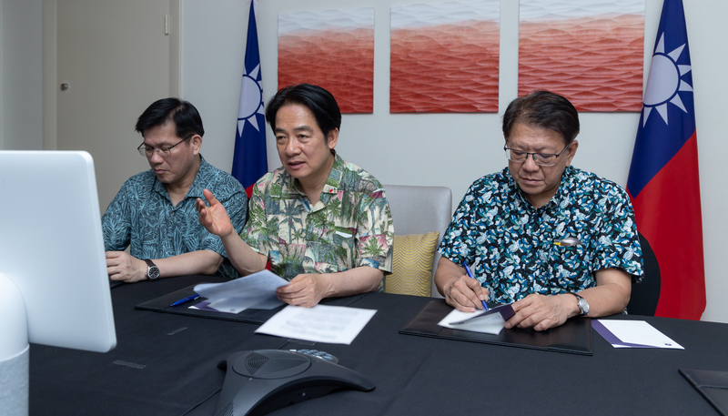 總統賴清德（中）、外交部長林佳龍（左）與總統府秘書長潘孟安（右）跨海召開國安視訊會議並聽取國安團隊簡報。圖/中央社