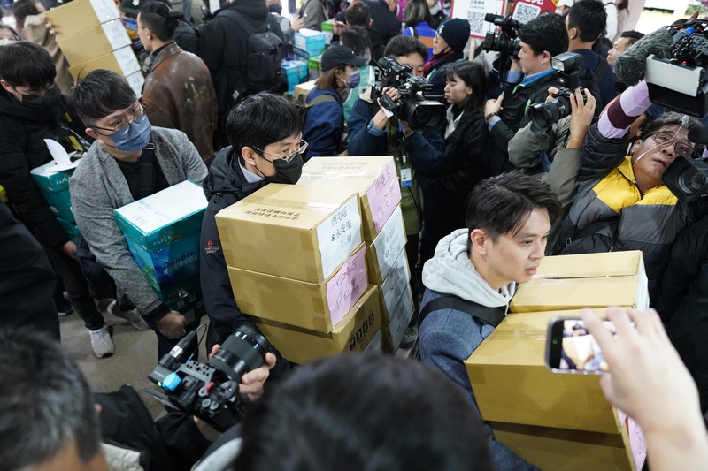 民進黨及其側翼推動大罷免引發討論。圖為各地罷免團體3日上午在中選會外集結，將一箱箱的連署書搬進中選會送交審查。圖/中央社