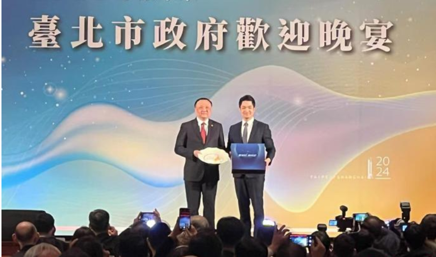去年12月，上海副市長華源（左）在台北雙城論壇上宣布，上海方面將積極推動上海居民赴台團隊遊。圖/取自中新網