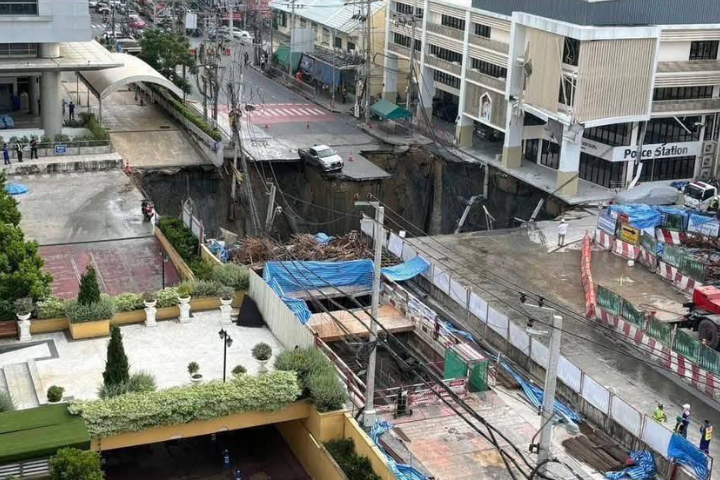 曼谷24日驚傳嚴重道路坍陷事故，市中心瓦吉拉醫院前的薩姆森路突然塌陷，形成長寬約30公尺、深度超過50公尺巨大天坑。當地媒體報導，很可能是臨近地鐵施工惹的禍。圖／取自Thailand Update FB