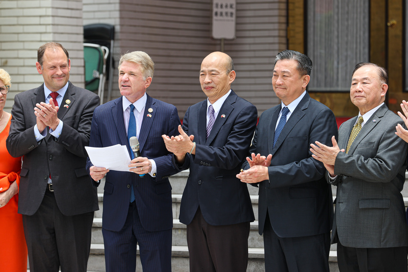 美國聯邦眾議院外交委員會主席麥考爾（Michael McCaul）（左2）日前率團拜會立法院時在議場前發表談話，提醒美國要注意中國大陸的紅線。圖/中央社