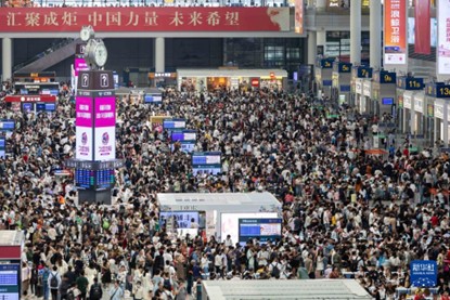 春節期間上海虹橋火車站人潮。圖/取自新華社