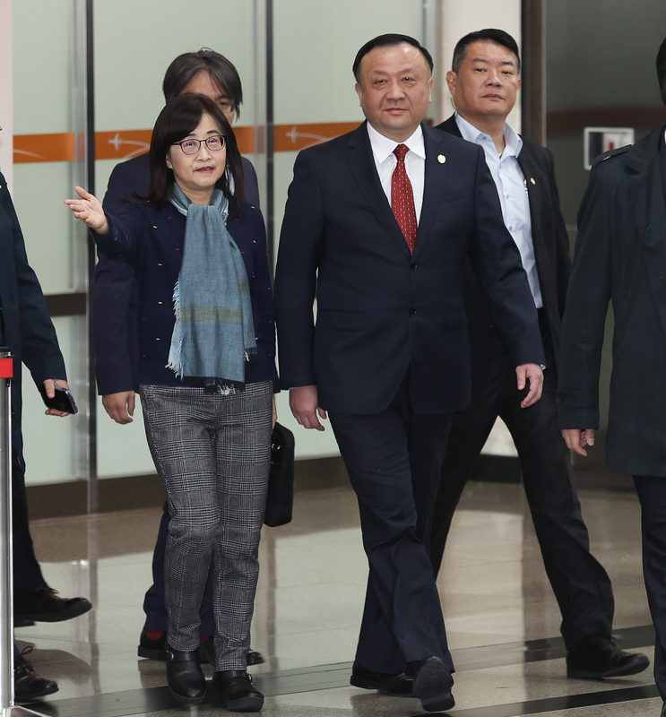 台北上海雙城論壇17日將在台北登場，上海市副市長華源（前右）16日率領主訪團搭機抵達松山機場，台北市副市長林奕華（前左）到場接機。圖／中央社