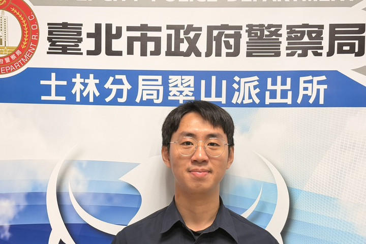 七旬婦皮夾遺落計程車心急如焚　士林暖警調監視器迅速尋回遺失物