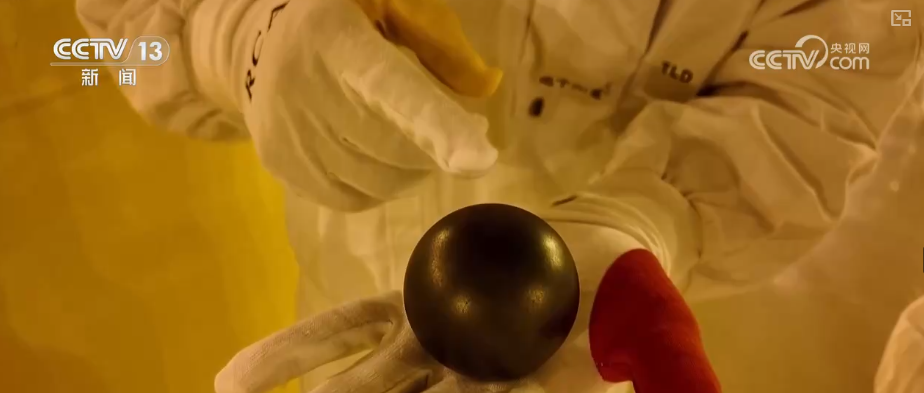 石島灣高溫氣冷反應爐內的燃料球。圖/取自央視