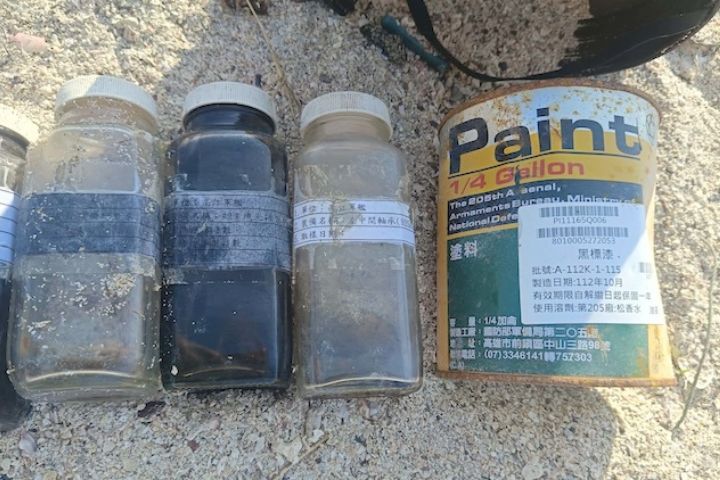 澎湖馬公市蒔裡海灘近日出現軍方物品海漂垃圾，罐子上可見高雄市的地址。圖/取自臉書_澎湖交通觀察日誌