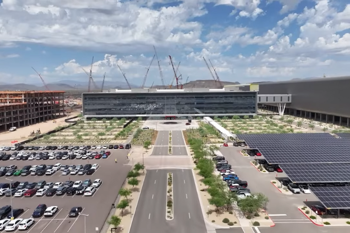 圖為台積電亞利桑那鳳凰城廠房，第一座廠完工後，其左右及後方廠房將陸續興建。圖／翻攝自TSMC YT頻道