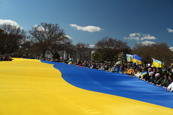 全球最大烏克蘭國旗出現在白宮外草坪。圖/取自Razom for Ukraine官方《推特》