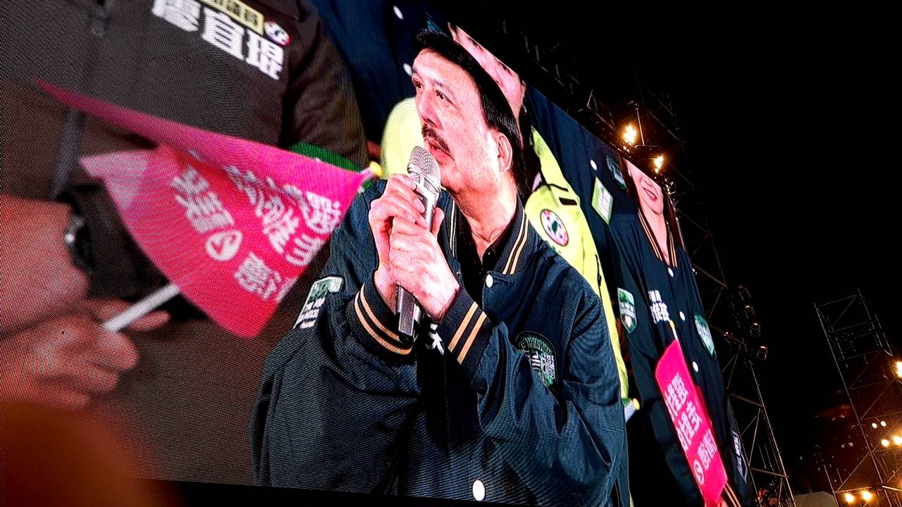 民進黨立委余天在賴清德選前之夜唱《母親的名叫台灣》,痛批「下架民進黨」的說法。圖/記者宋秉忠攝