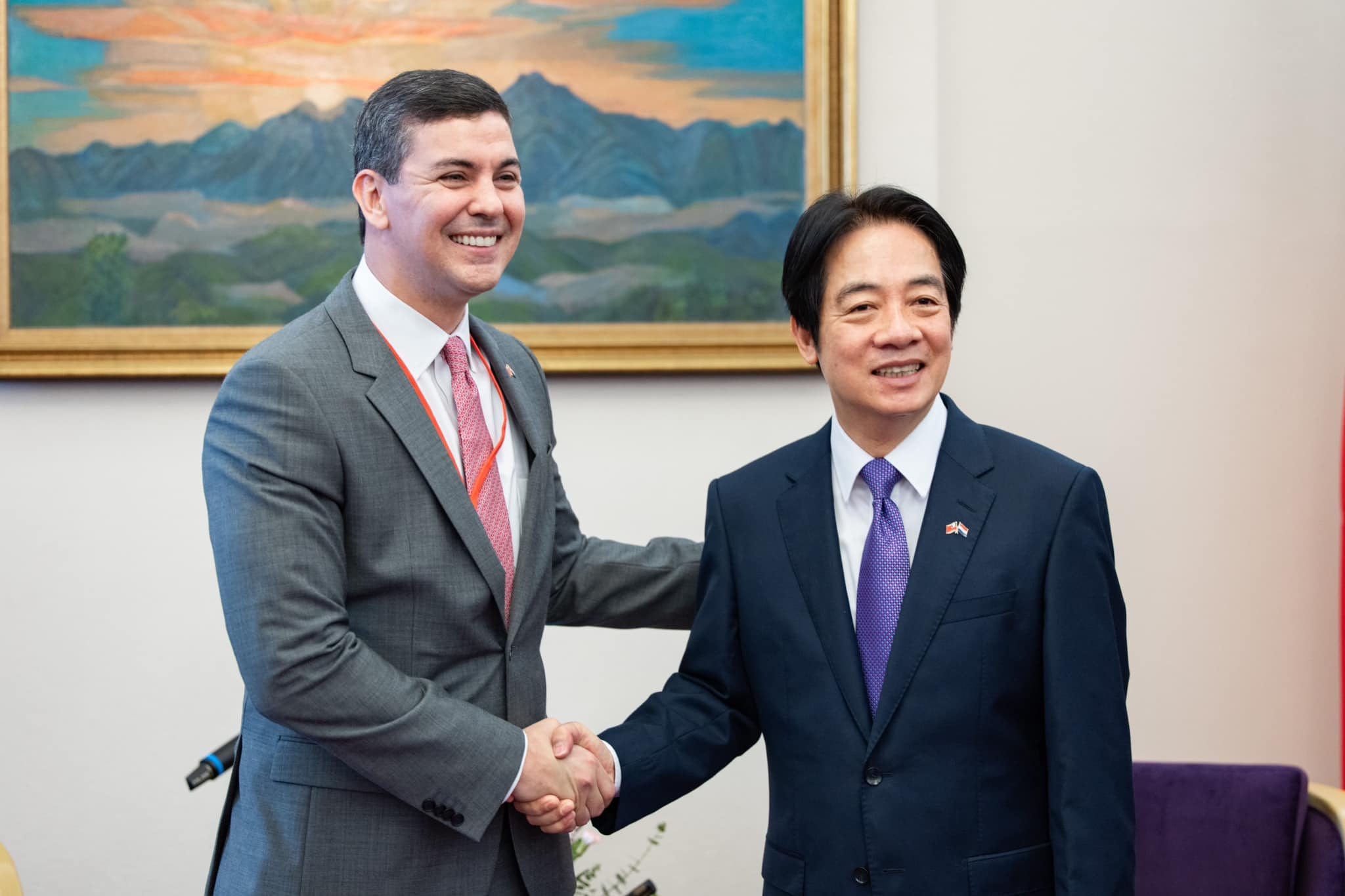 巴拉圭總統當選人貝尼亞（Santiago Peña Palacios）在就任總統前首次出訪亞洲，第一站到台灣。於2023年7月11日至15日率團來訪，並與時任副總統賴清德合照。圖/取自林佳龍臉書
