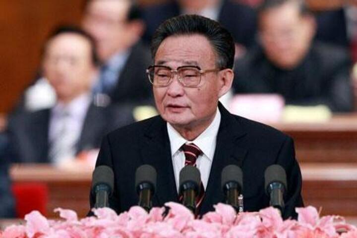 前中共政治局常委、大陸全國人大委員長吳邦國8日病逝，圖為2011年他擔任大陸全國人大委員長時進行工作報告。圖/取自央視網