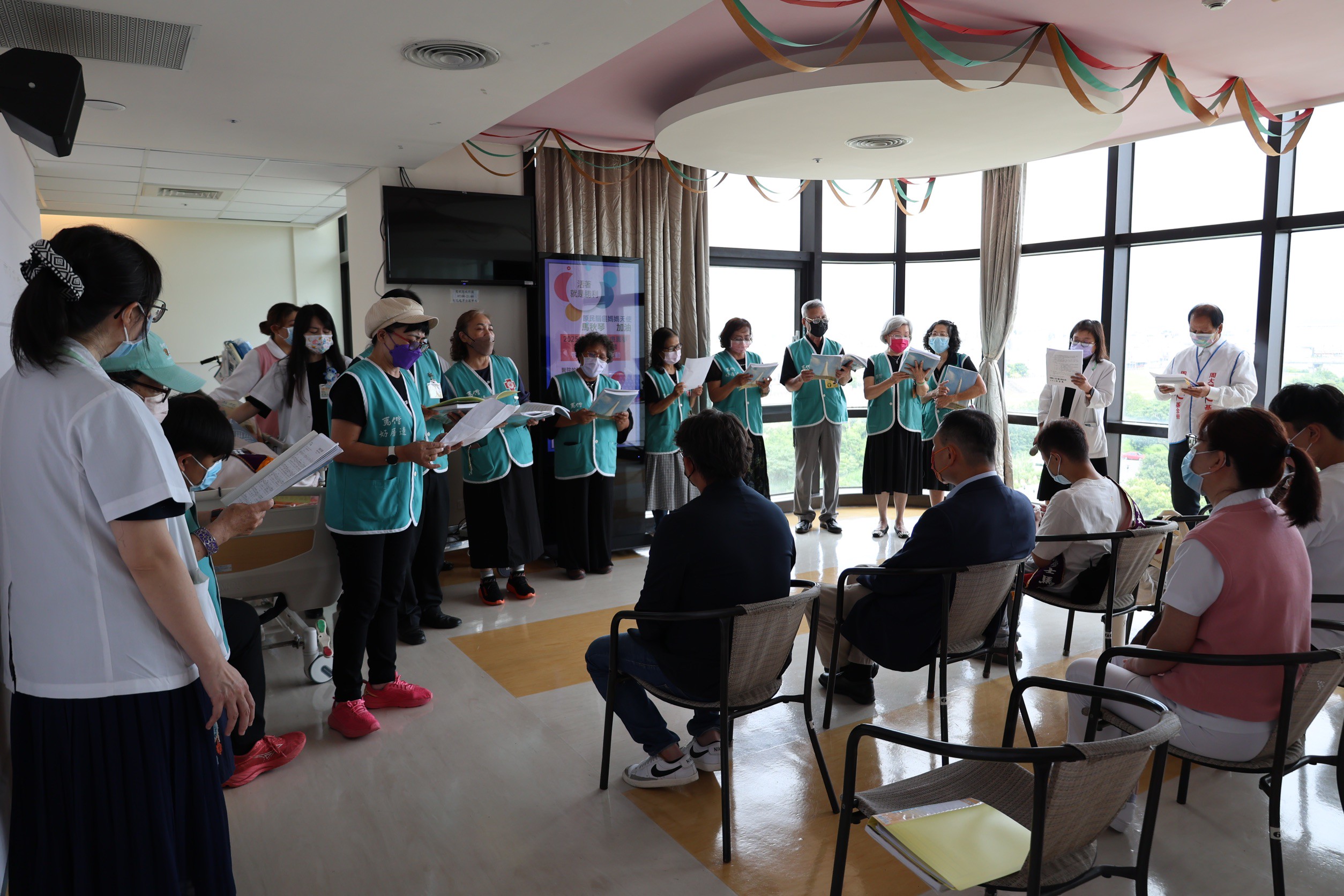 周大觀文教基金會為馬秋琴女士所辦活動中，參與者及台東馬偕鱉院等志工為馬女士祈福。圖／周大觀文教基金會提供