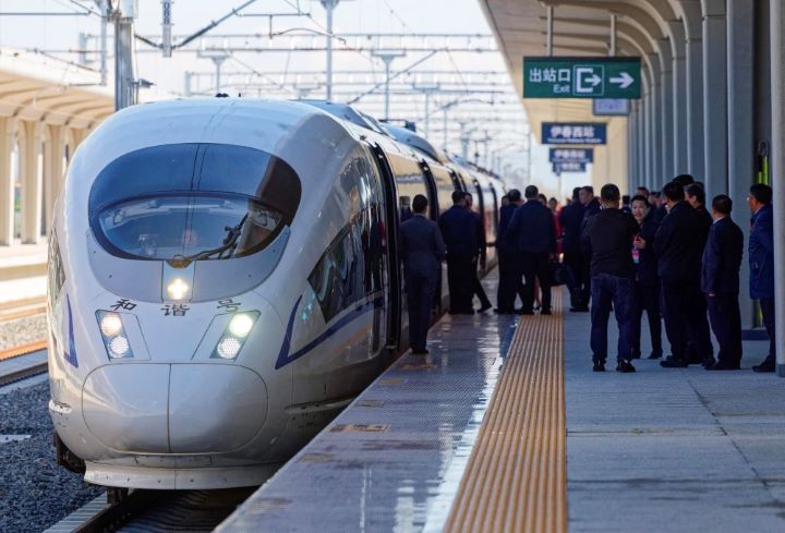9月28日，首發列車停靠在伊春西站。圖/取自新華社