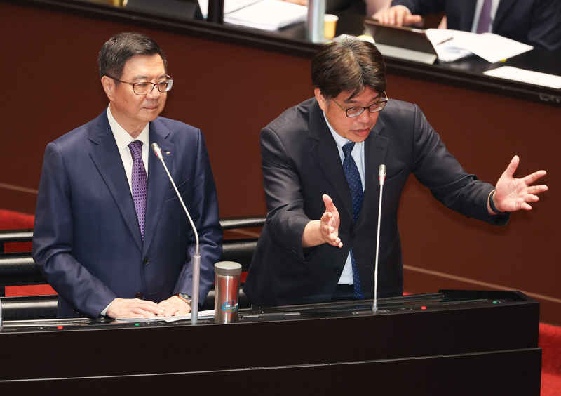 31日大陸公布第2批中止ECFA部分產品關稅減讓公告。陸委會主委邱垂正（右）在立法院答詢指出，希望透過協商解決問題。圖/中央社
