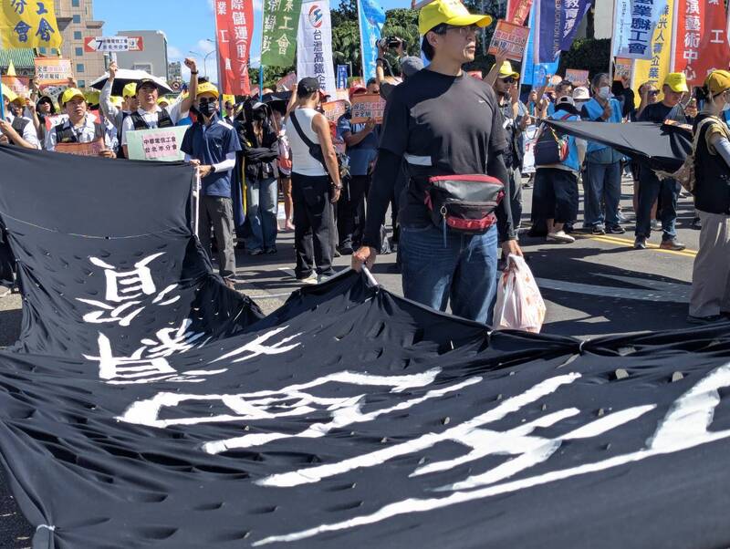 台灣工人鬥陣等勞工團體19日在總統府前凱達格蘭大道抗議。圖/中央社