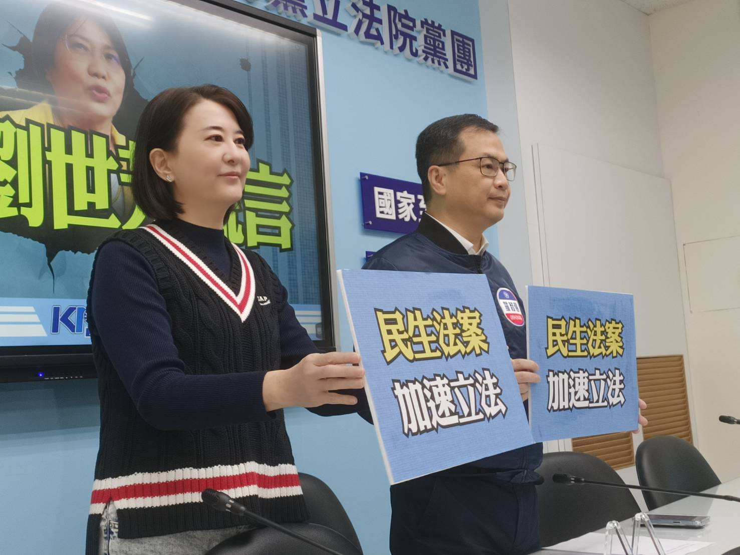 國民黨團首席副書記長羅智強(右)31日表示，30年前廢除《刑法》100條，連「宣揚共產主義」、「主張武力顛覆政府」都是言論自由保護的範圍，更何況北一女教師區桂芝主張的是兩岸和平。圖/記者簡立欣攝