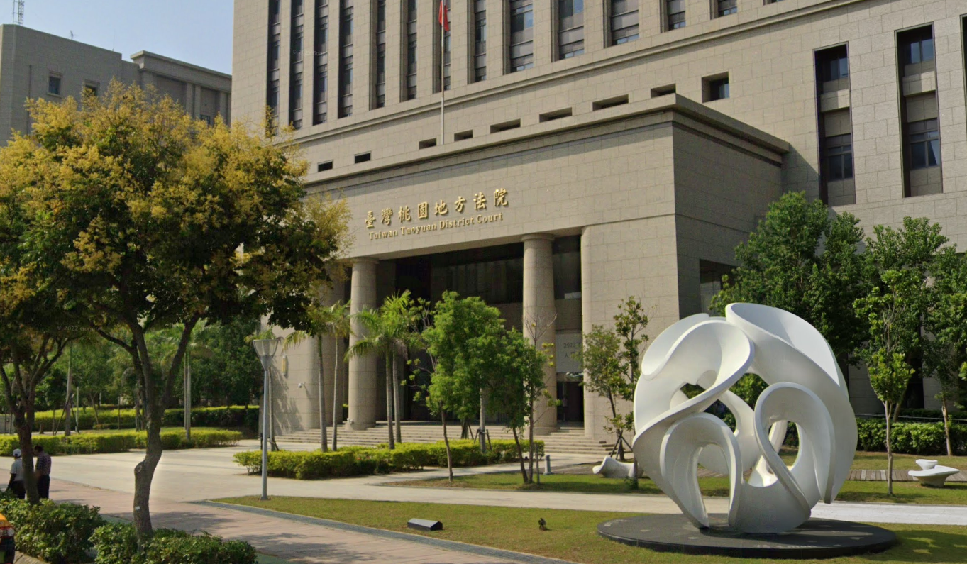 桃園一名獨居老翁落入詐騙圈套，為投資抵押3000萬房產。警方12日拘提嫌犯到案，檢察官於訊後向法院聲押獲准。圖/翻攝Google街景