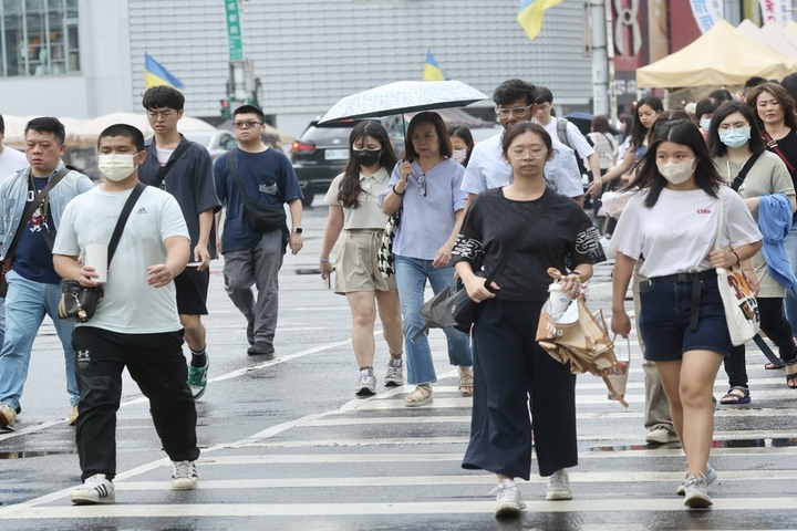 今天鋒面北移，各地仍可能降雨。圖/取自中央社