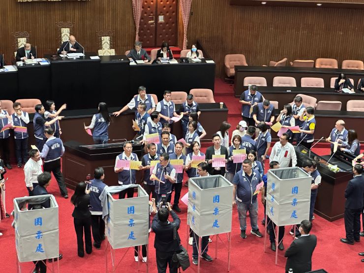 立法院進行國會改革法案覆議案投票表決，議事人員在議場內放了四個圈票處，朝野立委則領了兩張票進行投票。圖/陳思豪攝