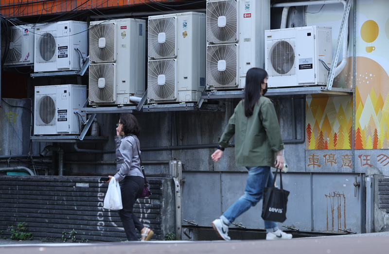 4月起民生電價擬不分級距全漲，經濟部長王美花20日表示，台電目前累積虧損，若沒有政府預算撥補或調漲電價，於年底會有財務危機，圖為台北市中正區牆面上整排的冷氣室外機。圖／中央社