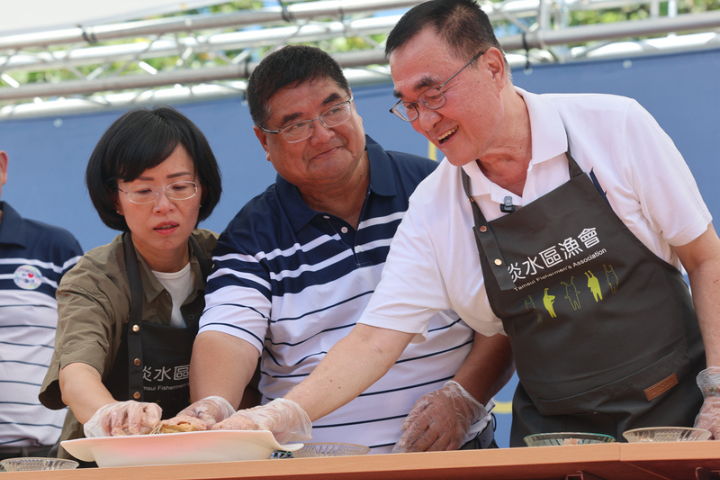 圖為新北市淡水區漁會17日在八里下罟子漁港舉辦漁民節慶祝活動，國民黨新北市長參選人李四川（右）、民進黨新北市長參選人蘇巧慧（左）出席參與，並一同上台體驗手作阿給。圖/中央社