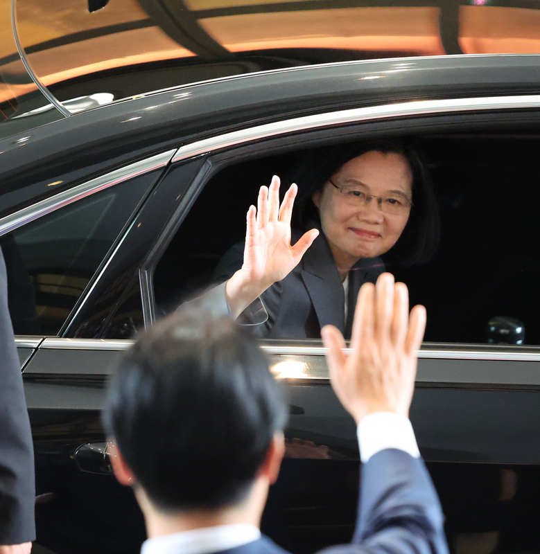 第16任正副總統20日宣誓就職，典禮結束後，前總統蔡英文（後）坐上車子，揮手告別總統府。圖/中央社