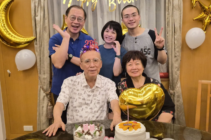 挺過3次病危通知！吳伯雄歡慶88歲生日　戴「2026」髮箍露燦笑