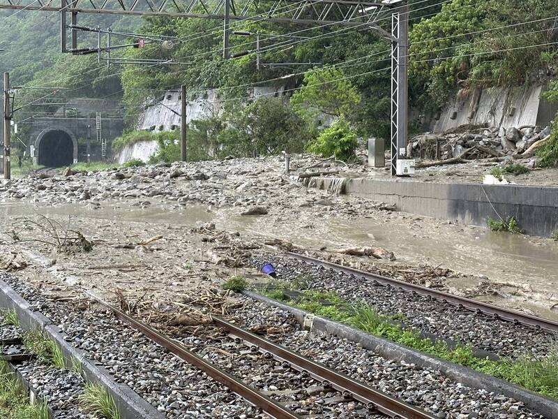 花蓮北區22日下午大雨，導致省道台9線160.71K土石崩落道路受阻，泥流也沖到台鐵北迴線，和仁車站至崇德車站間鐵路雙向不通。圖/中央社