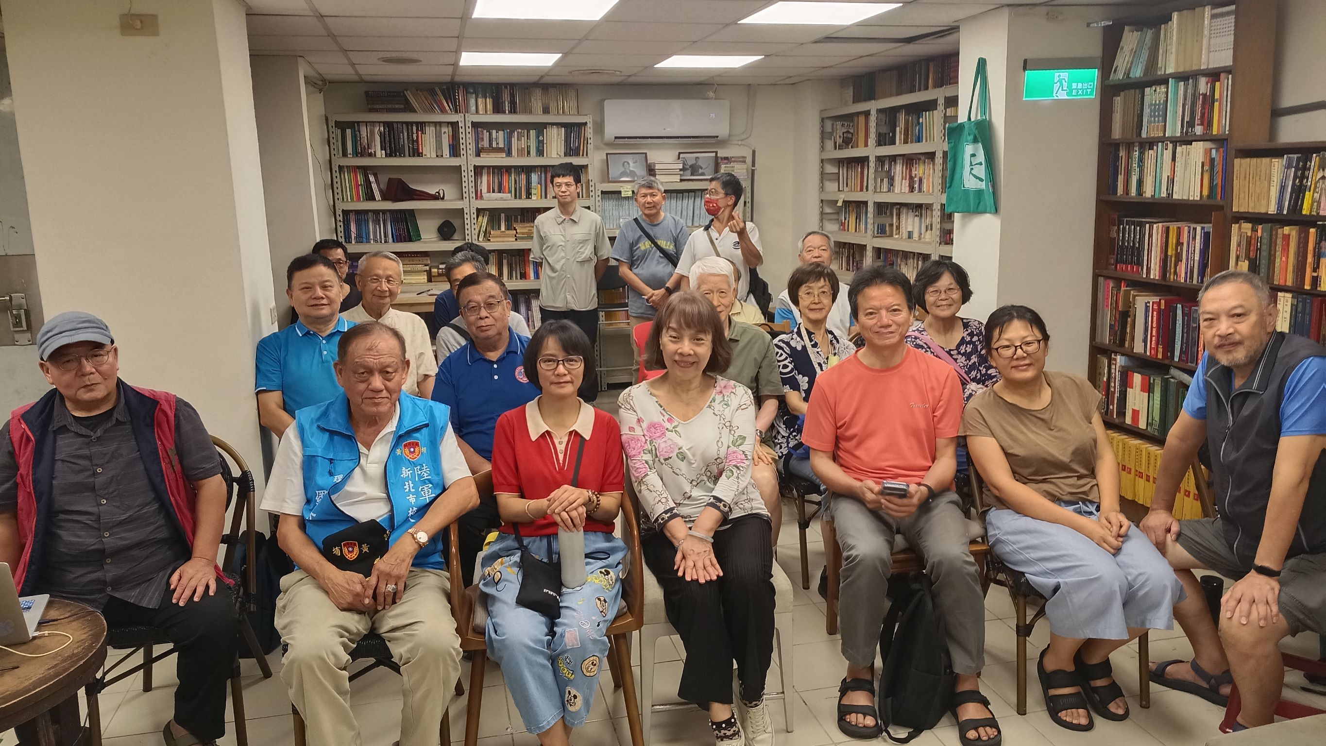 「平行空間-左翼書房」14日晚間邀請北一女中退休教師區桂芝(前排左3)演講，圖為區桂芝與聽眾合影。圖/讀者提供