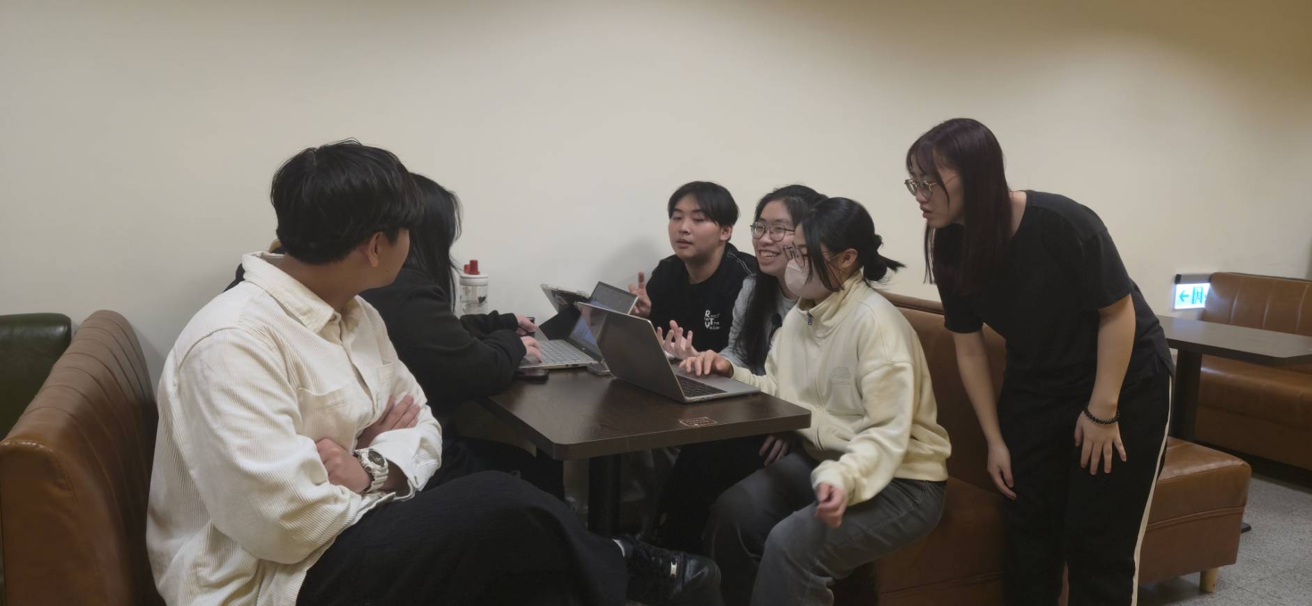 拍片過程團隊仔細討論。謝旻恩(左起)、蕭宇萱、賴璽宇、連玉琦、林以晴、陳芷馨。圖/台藝大進廣系學會提供