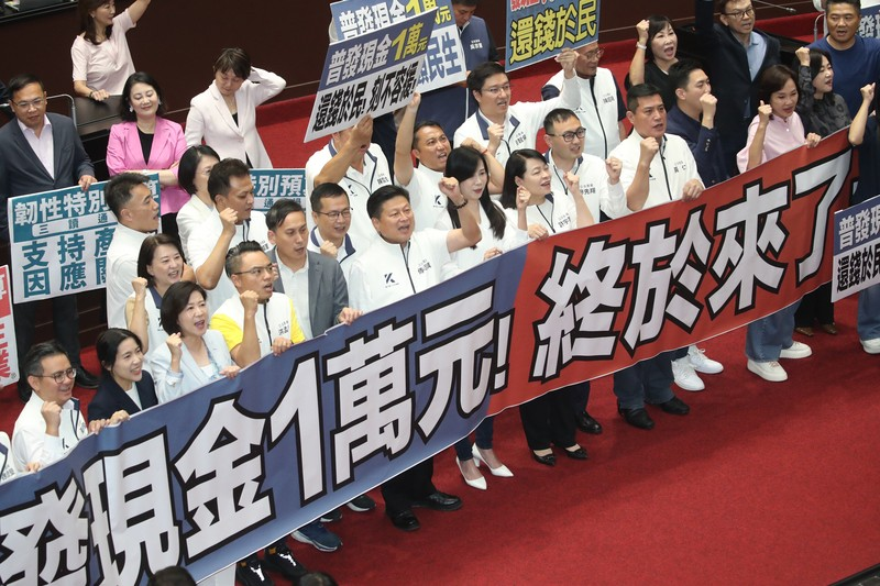 賴清德宣布普發1萬　陳以信：國民黨早已提案　賴翻車拿香跟拜