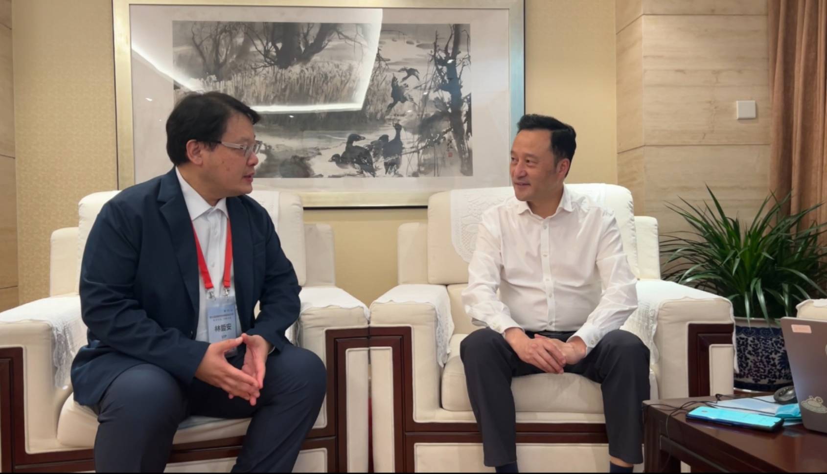 台灣國際醫學科學研究基金會理事長林哲安(左)與溫州醫科大學大健康發展研究院執行院長郭廷建。圖/王誌羽攝影