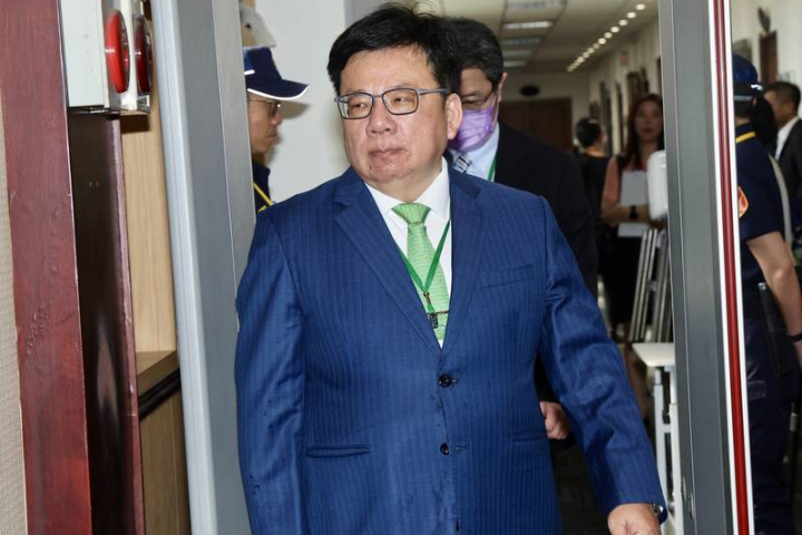 李俊俋涉公務車接愛犬美容 民進黨廉政會不立案！網酸：不意外