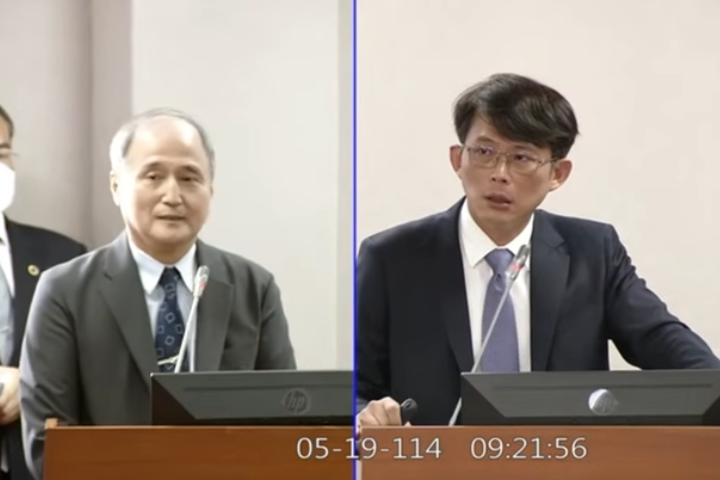 民眾黨立委黃國昌（右）今日再爆出有調查官偷拍未成年少女裙底，調查局副局長吳以公（左）證實此事。圖/取自黃國昌YT頻道