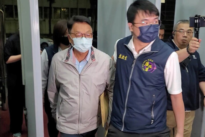 涉收賄修商港法 前綠委陳歐珀遭聲押 妻子徐慧諭80萬交保