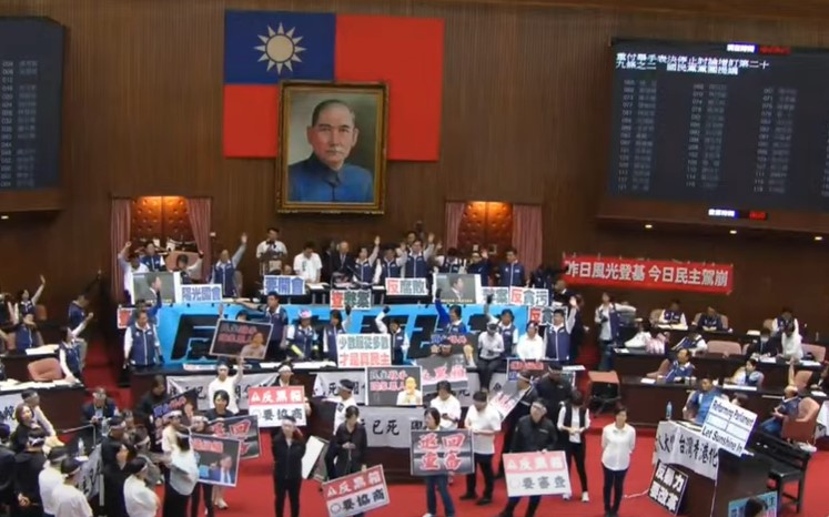 立院挑燈夜審國會改革法案，民進黨團兩次提「散會動議」不通過。圖/林睿康攝 