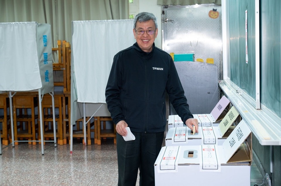行政院長陳建仁於選後率內閣總辭，由於獲得總統蔡英文慰留，將持續擔任看守內閣至5月20日賴清德接任總統。圖/取自陳建仁臉書