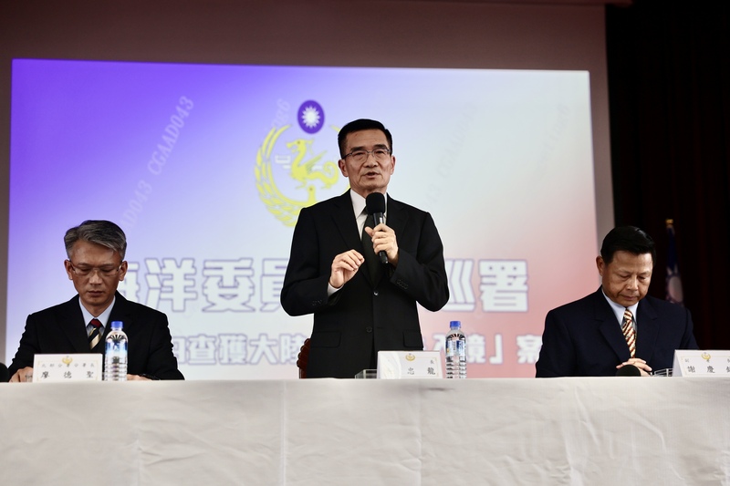6月9日9時許中國籍阮姓男子駕船偷渡進入淡水河口並揚言要投奔自由，不過海巡署在接獲民眾報案後，第一時間竟然在狀況外，海巡署長張忠龍（中）11日親率副署長謝慶欽（右）、北部分署分署長廖德聖（左）也召開記者會說明。圖/中央社