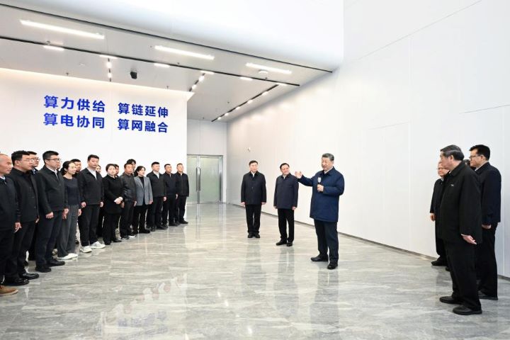  中共總書記、國家主席習近平在察哈爾高新技術開發區考察時，與有關算力中心項目負責人、技術人員、察哈爾高新區工作人員等交流。圖/取自新華社