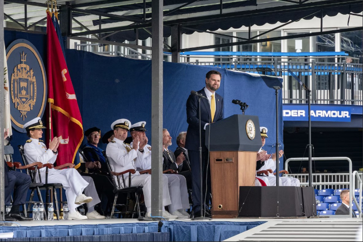 美國副總統范斯(JD Vance)23日在海軍官校演講時提到，美方不會再投入不明確的軍事任務及參與無限制的衝突。圖/取自美國國防部官網