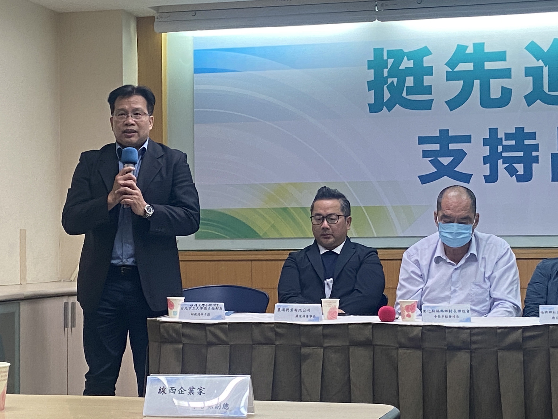 哈佛大學博士、台大雙碩士的台北市立大學衛生福利系副教授林于凱（左）指，晶鼎焚化爐評估致癌總風險均小於法規，致癌健康風險尚無影響疑慮。圖/晶鼎綠能科技