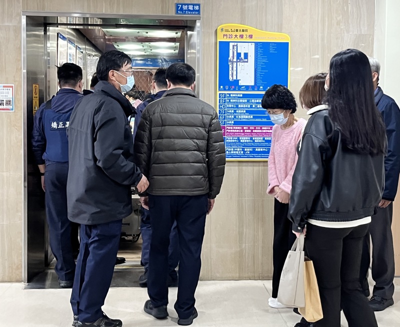 前台北市長柯文哲在戒護下赴北醫進行手術，妻子陳佩琪（粉衣）也到場陪伴。圖／中央社